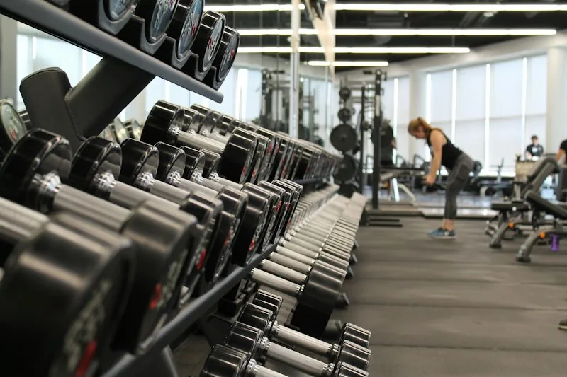 Rak dumbel area beban gym Fortis Fit Jambi
