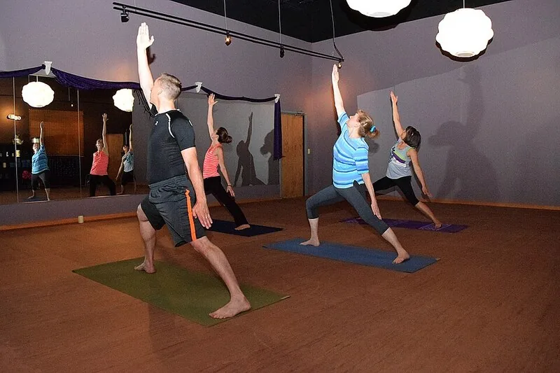 Kelas yoga dan mobilitas di Fortis Fit Jambi